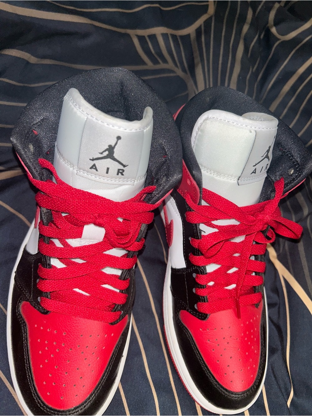 Nile air Jordan’s mids 1 EA red laces - Picture 4 of 4
